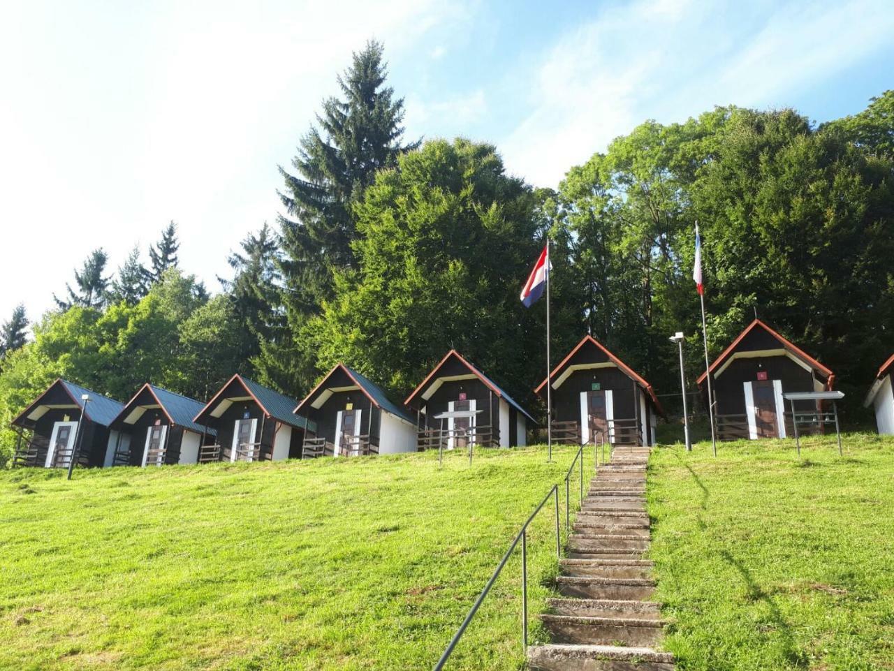 Kemp Olivin Hiker Huts *